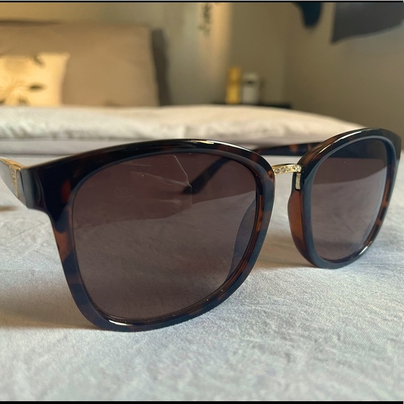 Guess sunglasses in brown/gold - OS - Picture 2 of 5